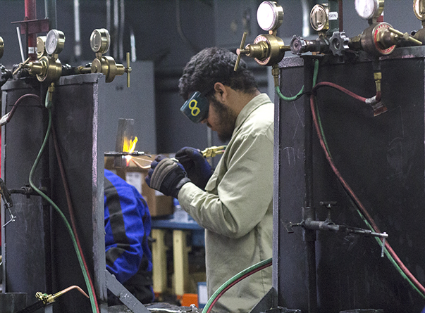 High school students meet at SAC to build sculptures out of scrap metal. / Jacob Peterson / el Don