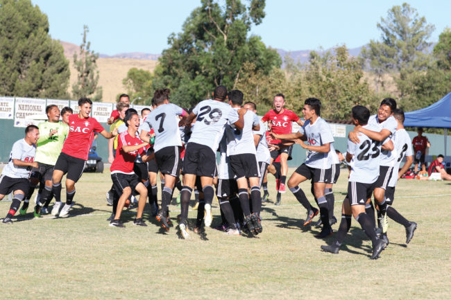 The Dons celebrate last minute equalizing goal / Diego Devia / el don