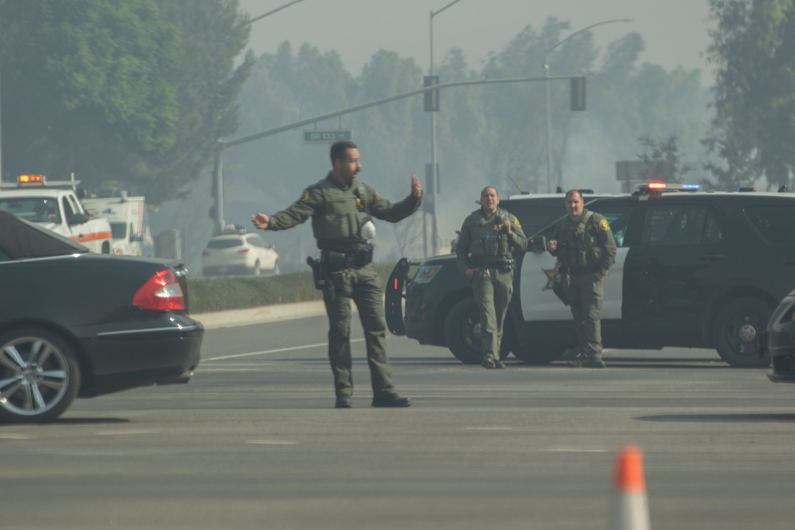 Officer redirecting traffic during evacuation of Irvine due to the Silverado Fire/ Picture By: Julian Reynoso
